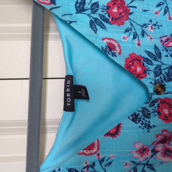 TORRID Blue Floral Top SIZE 4 - Picture 2 of 3